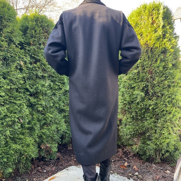 Black vintage wool blend Trench. Sleek and sharp design with unique fur details - Picture 4 of 8